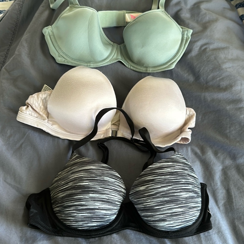 Lot of 2 Pink and 1 Victoria’s Secret Bras Used size 32 A (32A) TEEN BUNDLE